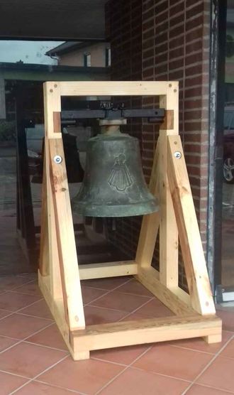 alte Glocke im neuen Glockenstuhl